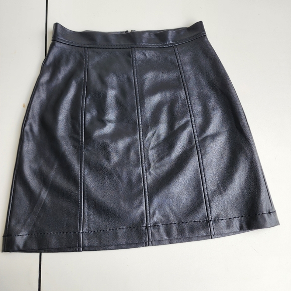 Banana Republic Women's Black Faux Leather Unlined Polyurethane Skirt Stretch 2 - Picture 1 of 10